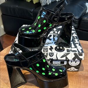 KOI Alien Black Green Polka Dot Vegan Patten Leather Platform Heels Sz 6